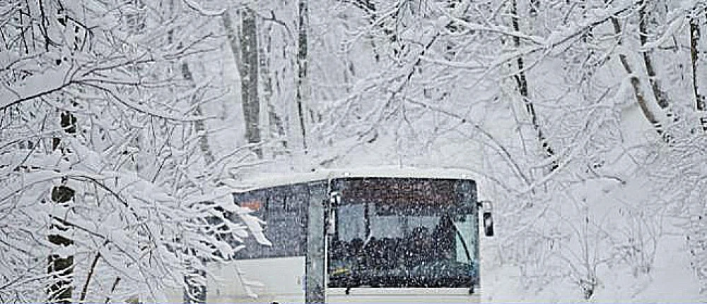 10 автобуса с пътници заседнали в снега край Велико Търново през нощта