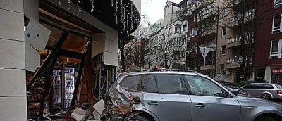 Тежка автомобилна катастрофа в София: Мъж в кома след сблъсък с магазин, двама други ранени