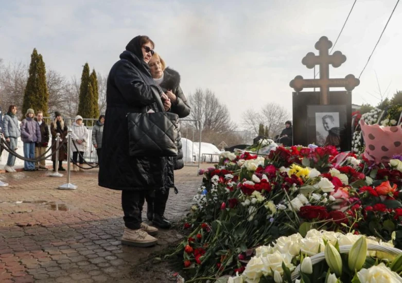 Майката на Навални посещава гроба му след поклонението му от хиляди руснаци