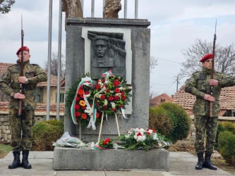 България отдава почит на Апостола на свободата Васил Левски (СНИМКИ)