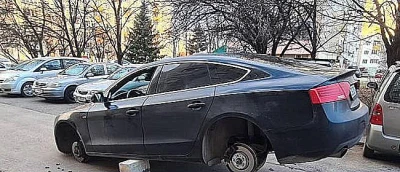 Кражба или борба за място: Автомобил в квартал Младост бе обран и оставен на бордюри
