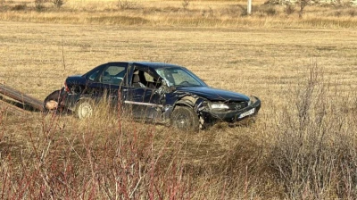 Автомобил се блъсна в пътнически влак след незаконно пресичане на железопътен прелез (ФОТО/ВИДЕО)