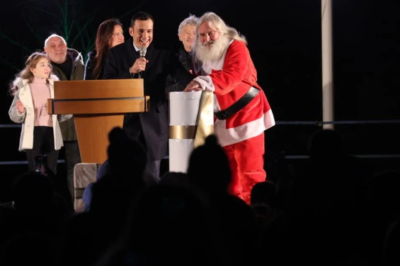 Светлините на Софийската Коледна елха осветиха "Св. Александър Невски" (ФОТОГАЛЕРИЯ)