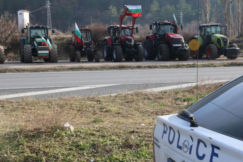 Трети ден от аграрните протести и блокади на важни пътни артерии (СНИМКИ/ВИДЕО)