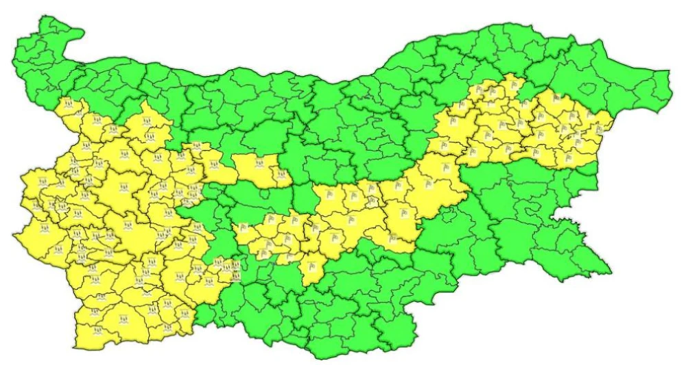 Предстои ни наводнение от дъждове и бури, въведен е жълт код в над половината от страната