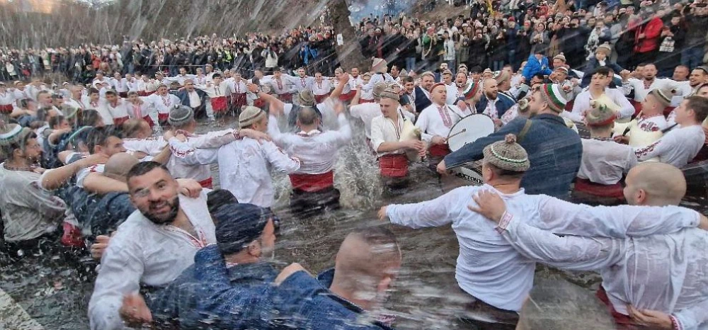 Над 250 мъже прекосиха ледените води на река Тунджа в Калофер в ежегодния мъжки ритуал (СНИМКИ/ВИДЕО)
