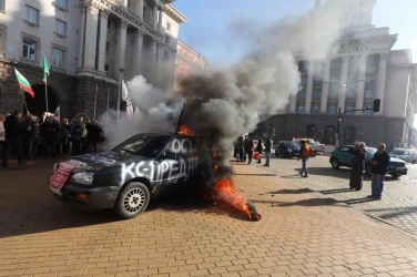 Партията „Възраждане“ подпали автомобил и разпръсна тор пред Конституционния съд
