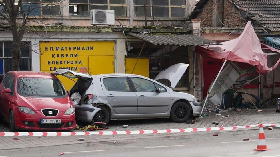 Автомобил се блъсна в магазин в Стара Загора, две лица са ранени (ФОТОГРАФИИ)