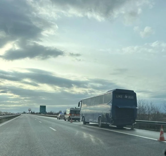 Авария между автобус с украинци и товарен камион на Автомагистрала Тракия (ФОТОГАЛЕРИЯ)