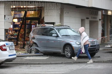 Автомобил се блъска в магазин в София, има ранени (ФОТОГРАФИИ/ВИДЕОКЛИПОВЕ)