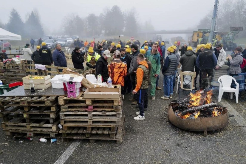 Париж на прага на блокада от френски фермери, въпреки усилията на правителството