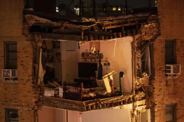 Разруши се седеметажен апартамент в Бронкс, Ню Йорк (ГАЛЕРИЯ/ВИДЕО)