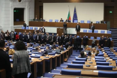 Протест в парламента: Депутати блокират работата му, окупирайки трибуната (СНИМКИ/ВИДЕО)