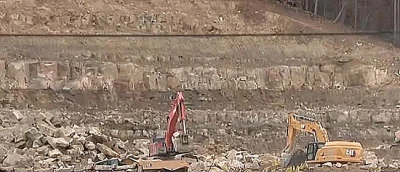Скоростна граница на катастрофа: "Обуздан" експлозия засипа Ребърково с каменен пръсък