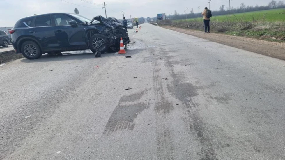 Трима ранени при катастрофа, затворена е трасата между Добрич и Варна (СНИМКИ)