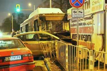 Градски автобус съсипа коли и павилиони в столицата, жена е пострадала (ФОТОГРАФИИ)