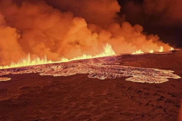 Изригнал вулкан в Исландия подпали две къщи в селище Гриндавик с лава