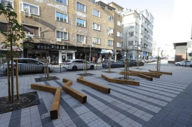 Центърът на София се украси с дървени конструкции за пейки (ГАЛЕРИЯ)