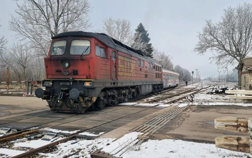 Влак излиза от релсите близо до Добрич (ФОТОГРАФИИ)