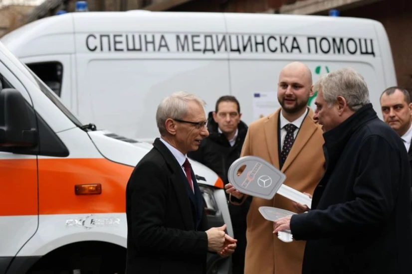 Акад. Николай Денков предаде на спешната помощ ключовете на 5 високопроходими линейки (ГАЛЕРИЯ)