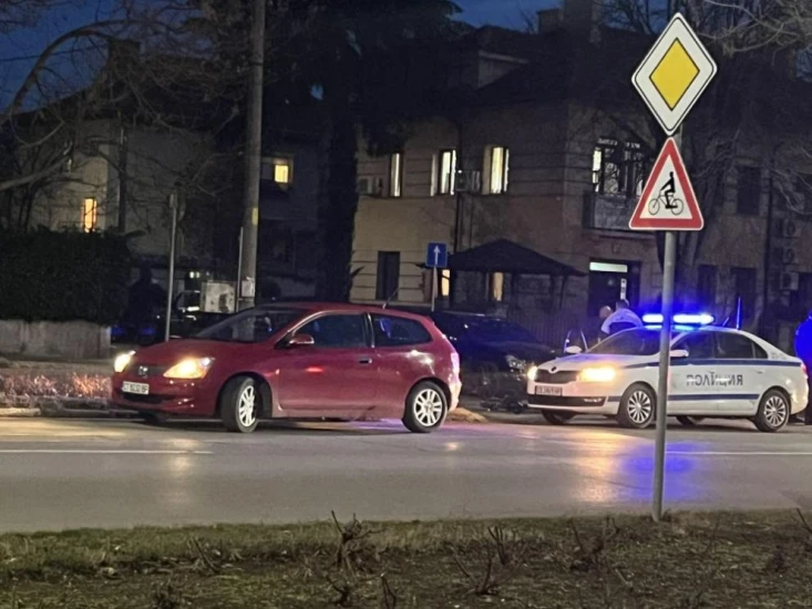 Мъж с тротинетка бе ударен от полицейски автомобил в Казанлък (СНИМКИ)