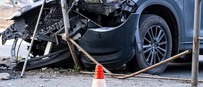 19-годишен шофьор в критично състояние след страшна катастрофа с дърво в Сливен