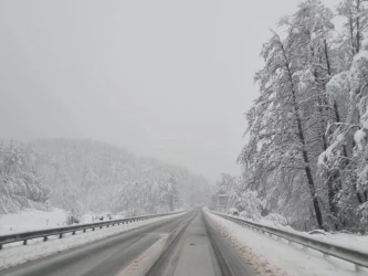 Силни снегопади ограничават движението по някои проходи (СНИМКИ/ВИДЕО)