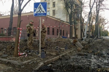 В Одеса отекнаха експлозии, сирените за въздушна тревога продължават да вият