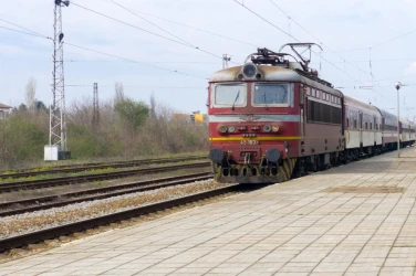 Влаковете между Кюстендил и Перник бяха спрени поради инцидент
