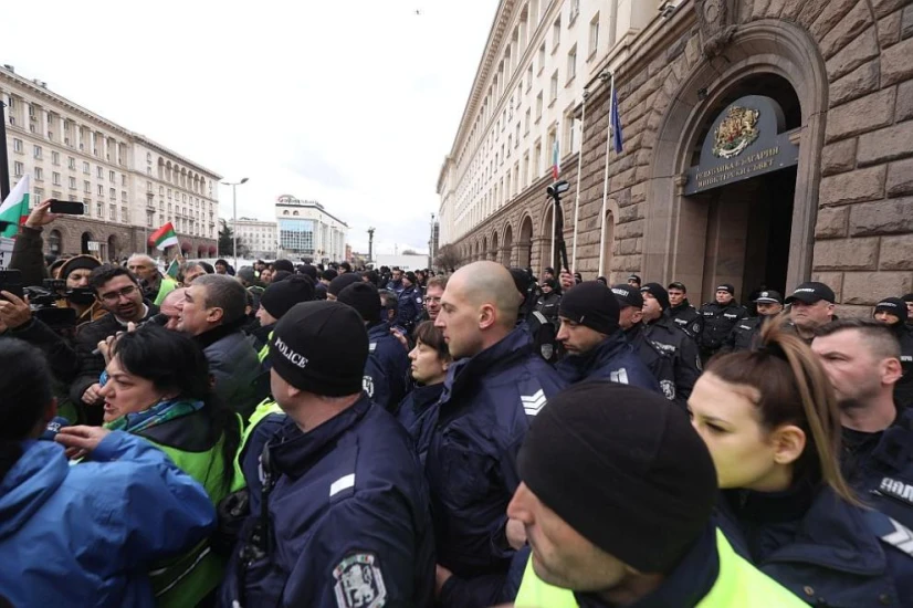 Земеделците ескалират протеста си пред Министерския съвет (СНИМКИ/ВИДЕО)
