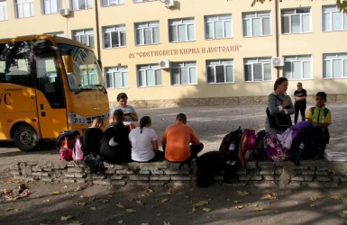 Заради земетресението в Пловдивско: Учителки успокояваха малчуганите на двора (СНИМКИ)
