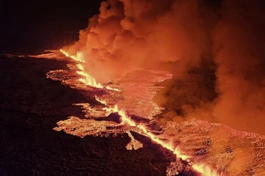 Исландски вулкан е изхвърлил лава и дим след седмици на земетресения (ГАЛЕРИЯ/ВИДЕОКЛИП)